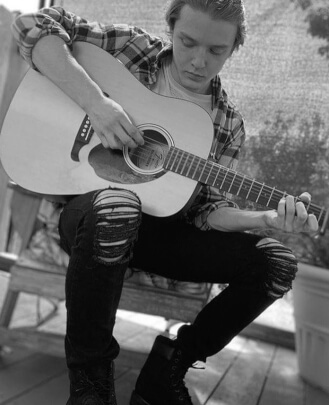 Keyboard Teacher, Guitar Teacher Damian Varnum